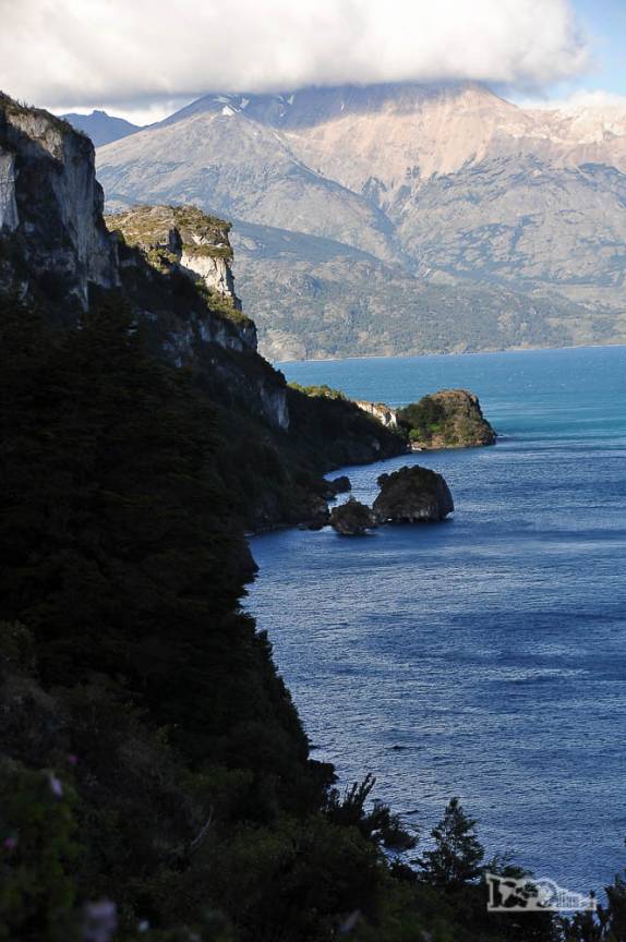 Do alto da encosta e já na sombra, a Catedral e a Capela de Mármore parecem pequenas na imensidão do lago General Carrera, região de Puerto Rio Tranquilo, na Carretera Austral, sul do Chile